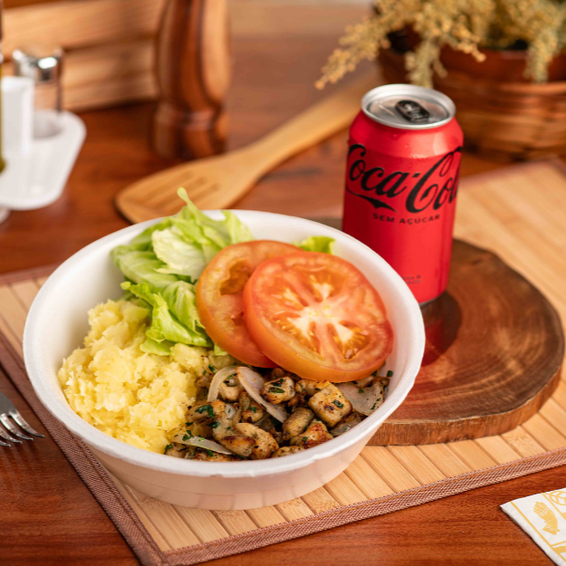 Cubos de frango grelhados, alface americana fresca, tomate e delicioso purê de batatas, acompanhados de um Refrigerante refrescante sem açúcar.