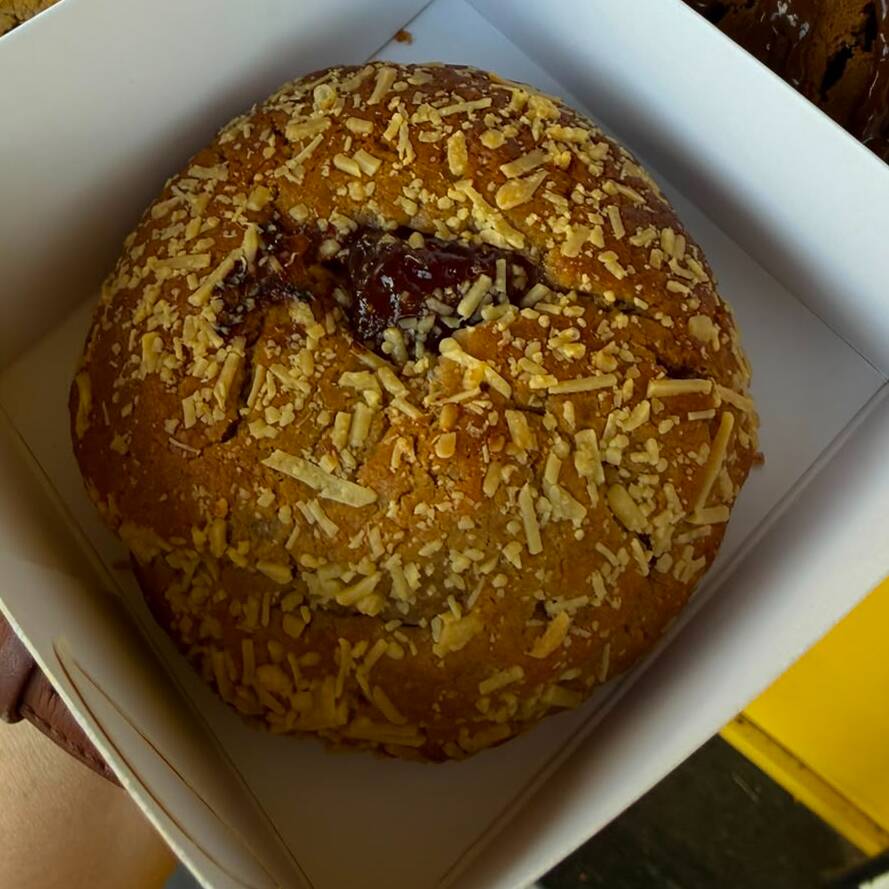 Cookie de massa de goiabada com pedaços de goiabada cascão e cream cheese, finalizado com parmesão ralado.