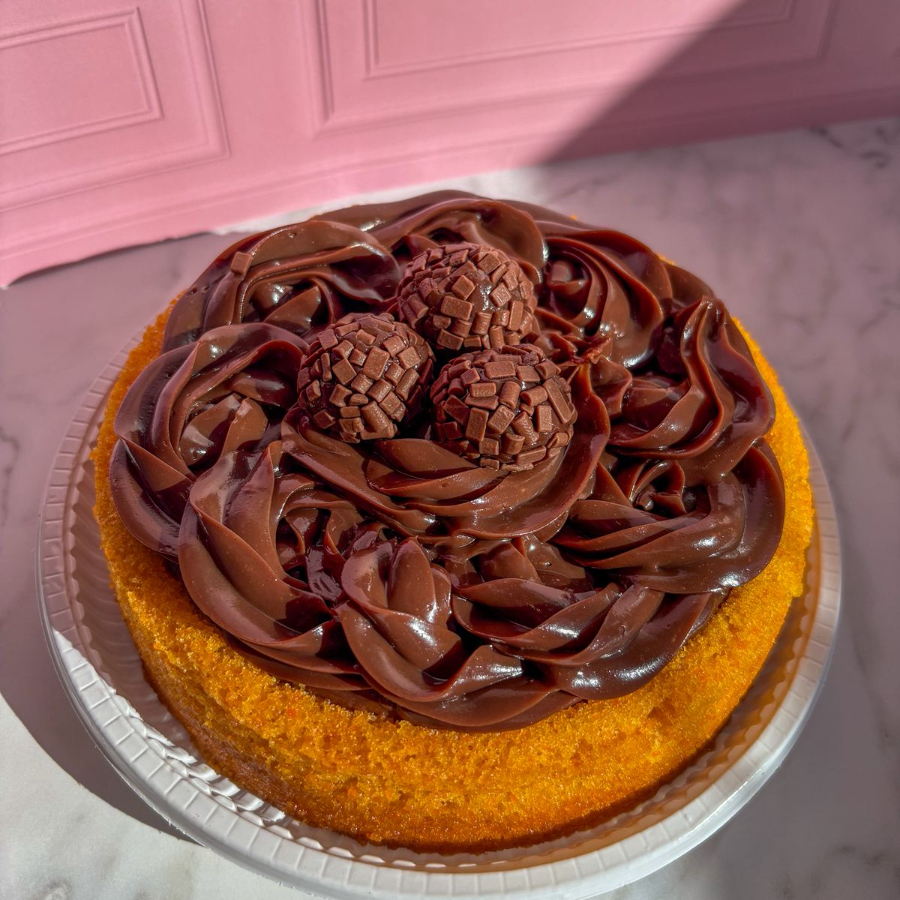 Massa fofinha e cobertura de brigadeiro gourmet transbordando. Clássico irresistível com Muito recheio. Rende até 6 Fatias, Aprox 1kg.