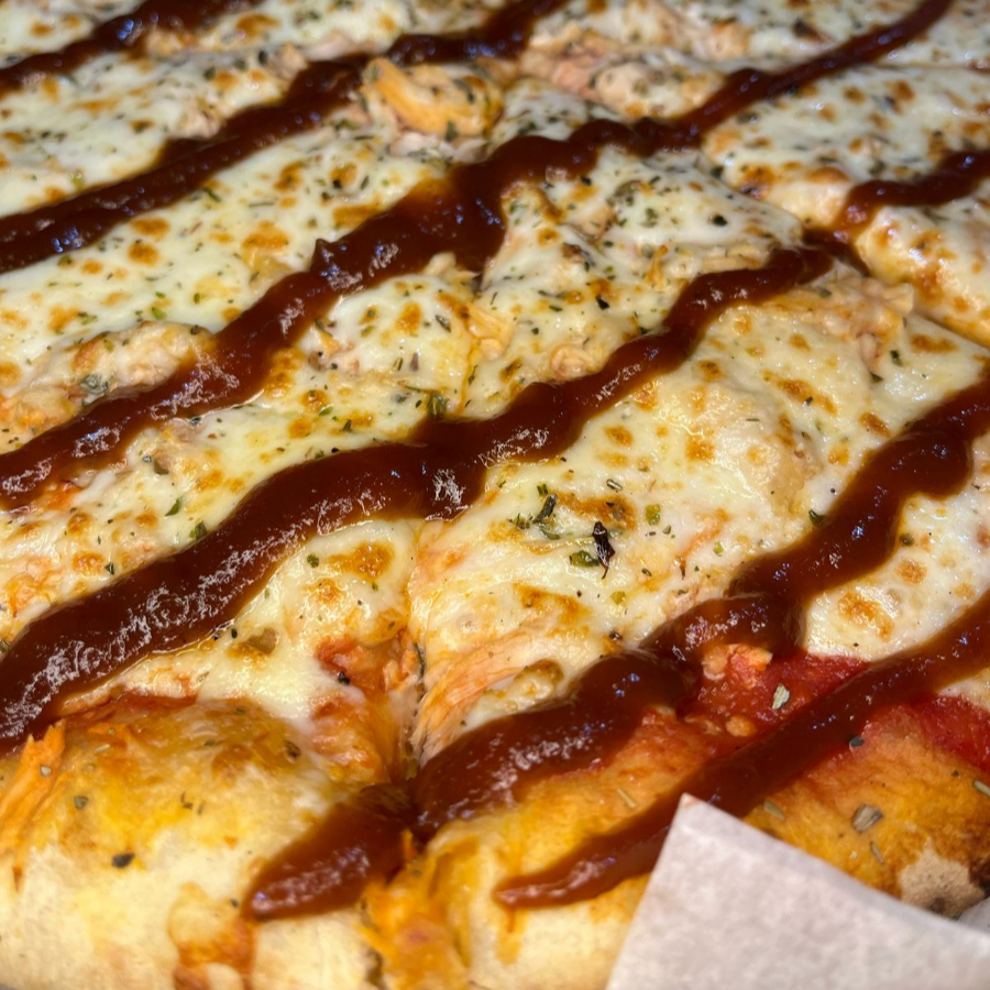 Molho de tomate, mussarela, frango, molho barbecue e orégano