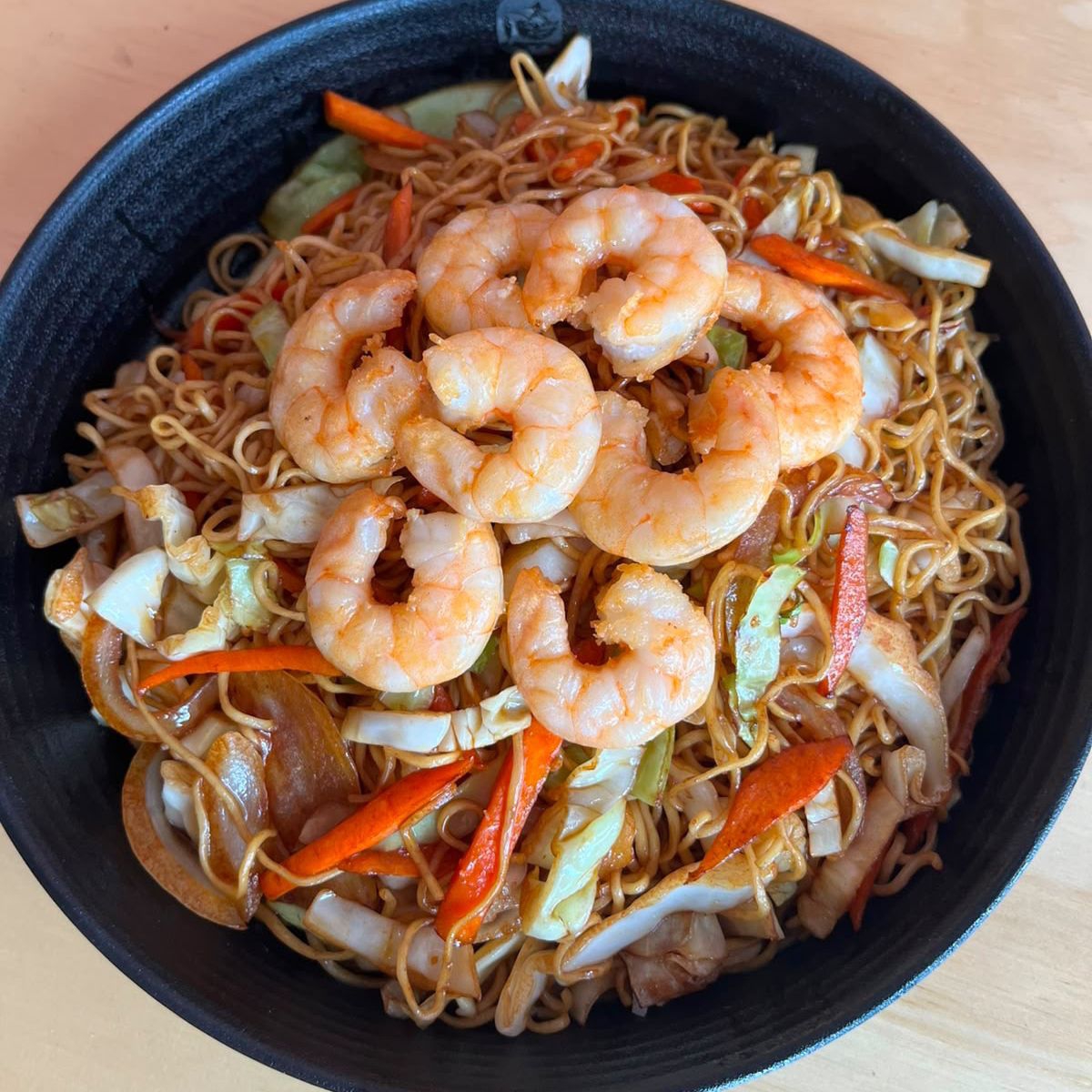 Tallarines con camarones y verduras