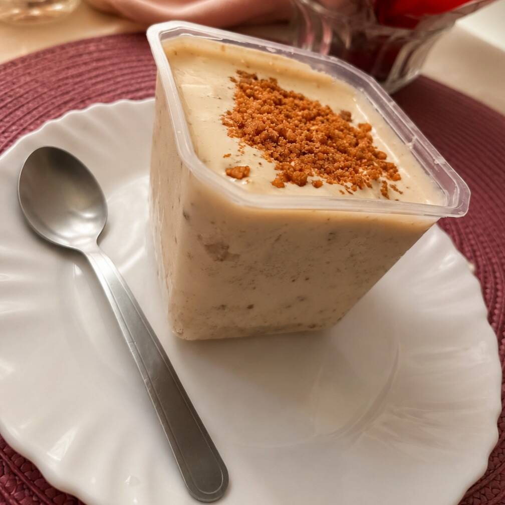 Bolo de doce de leite com paçoca, massa artesanal branca, molhadinha, super fofinha e recheada com doce de leite emulsificado com paçoca e finalizado com farofinha de paçoquinha.