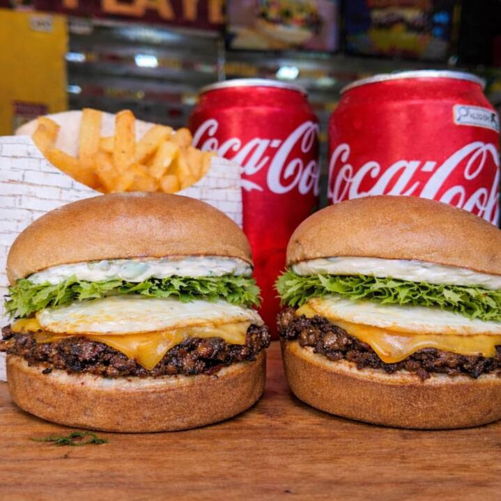 Você vai adorar essa mistura louca de sabores ! Pão Brioche , Carne Artesanal 60g , queijo Prato derretido , presunto , ovo , Tomate , alface , picles , cebola picadinha e nossa deliciosa maionese caseira . + Batata 80g + 2 coca Lata .