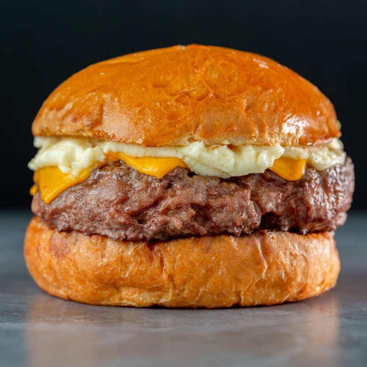Pão de brioche, burguer de 150g, queijo prato, maionese da casa.