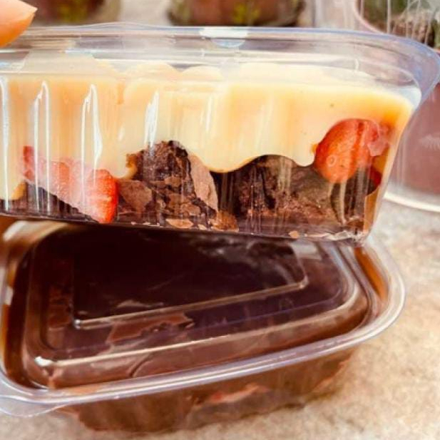 Um delicioso combo de brownie, morangos e muitoo recheio.