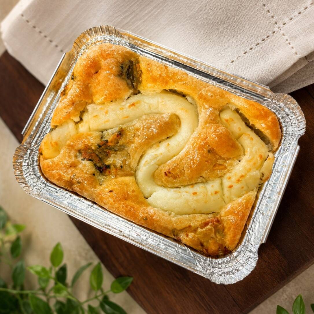 Torta cremosa de frango desfiado com catupiry, com tomate, milho e azeito feito com uma deliciosa massa de liquidificador. Torta caseira e feita com muito carinho