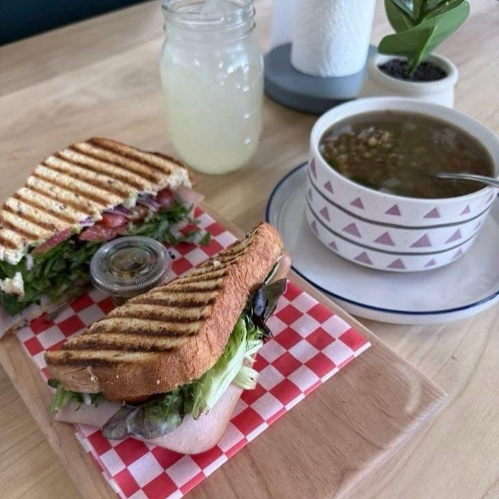 Combo Sándwich Sopa del Día y Agua del Día