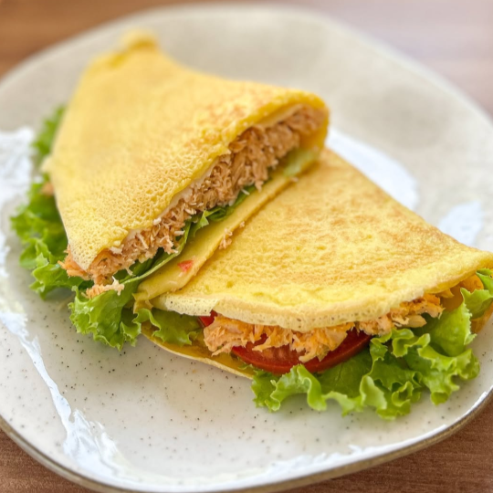 Massa a base de ovos e tapioca: recheada com frango, queijo mussarela, alface e tomate.