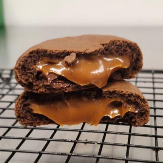 Macio por dentro e incrivelmente crocante por fora, com blend de especiarias, mel puro e recheio generoso de doce de leite premium. Doce na medida certa, perfeito para acompanhar um café. Aprox. 90g