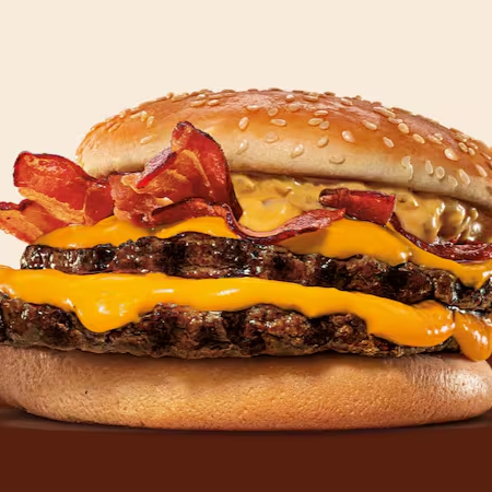 Um hambúrguer com duas carnes bovinas grelhadas de 113g, pão com gergelim, cheddar cremoso, fatias de bacon crocante e o exclusivo molho bk stacker.