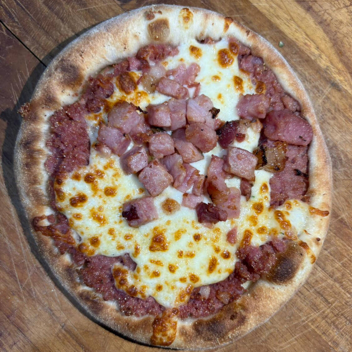 Esfiha de calabresa, mussarela e bacon