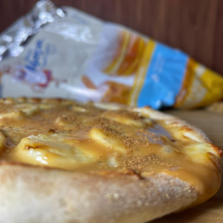 BANANA FATIADA, DOCE LEITE, MUSSARELA E CANELA EM PO
