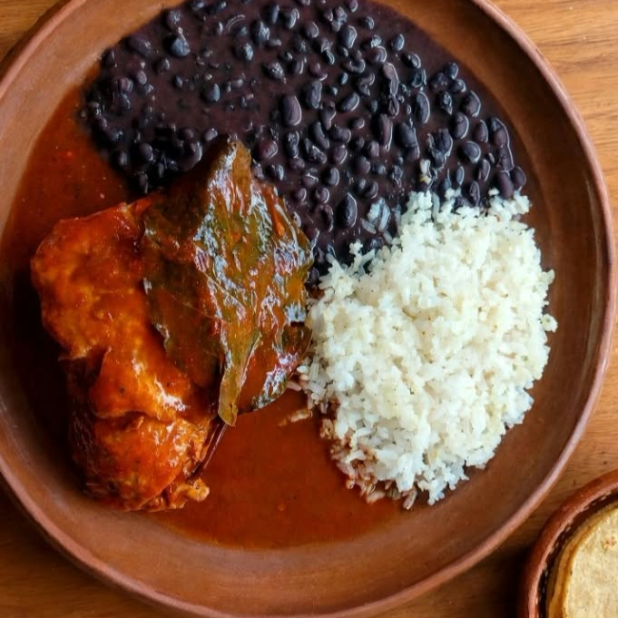 Barbacoa de Pollo con Arroz, Frijoles y 2 Tortilla