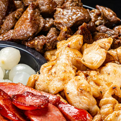 Misto de tiras de frango, tiras de alcatra e linguiça calabresa, todas feitas na chapa. Prato acompanha feijão preto, arroz branco, farofa da casa e batata frita. Refeição servida em uma marmita de 750 ml e serve bem uma pessoa