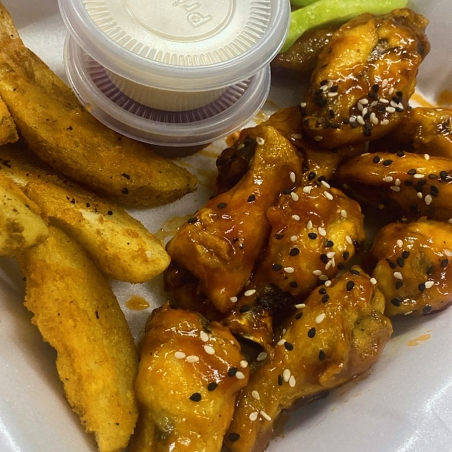 Alitas Con Papas Fritas