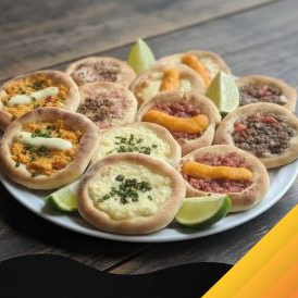 Kit com 12 Esfihas de 11cm, sendo: 02 de Carne, 02 de Frango com Requeijão, 02 de Queijo, 02 de Calabresa com Cheddar, 02 de 4 Queijos e 02 de Presunto com Queijo. Recheio de Frango e Carne contem cebola e tomate!