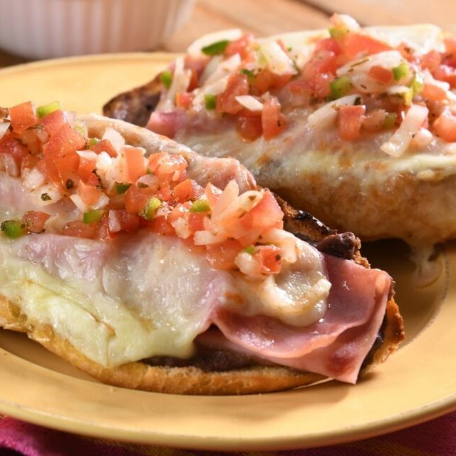 Molletes y Huevo con Jamón