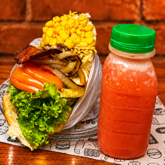 Pão com burguer artesanal 60g, acompanhado de batata frita (150g) e suco de acerola (300ml). Uma combinação caprichada para matar a fome e saborear com uma bebida refrescante!