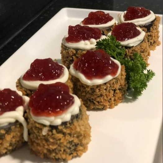 hot roll de salmao e cream cheese e Geleia de morango emcima.