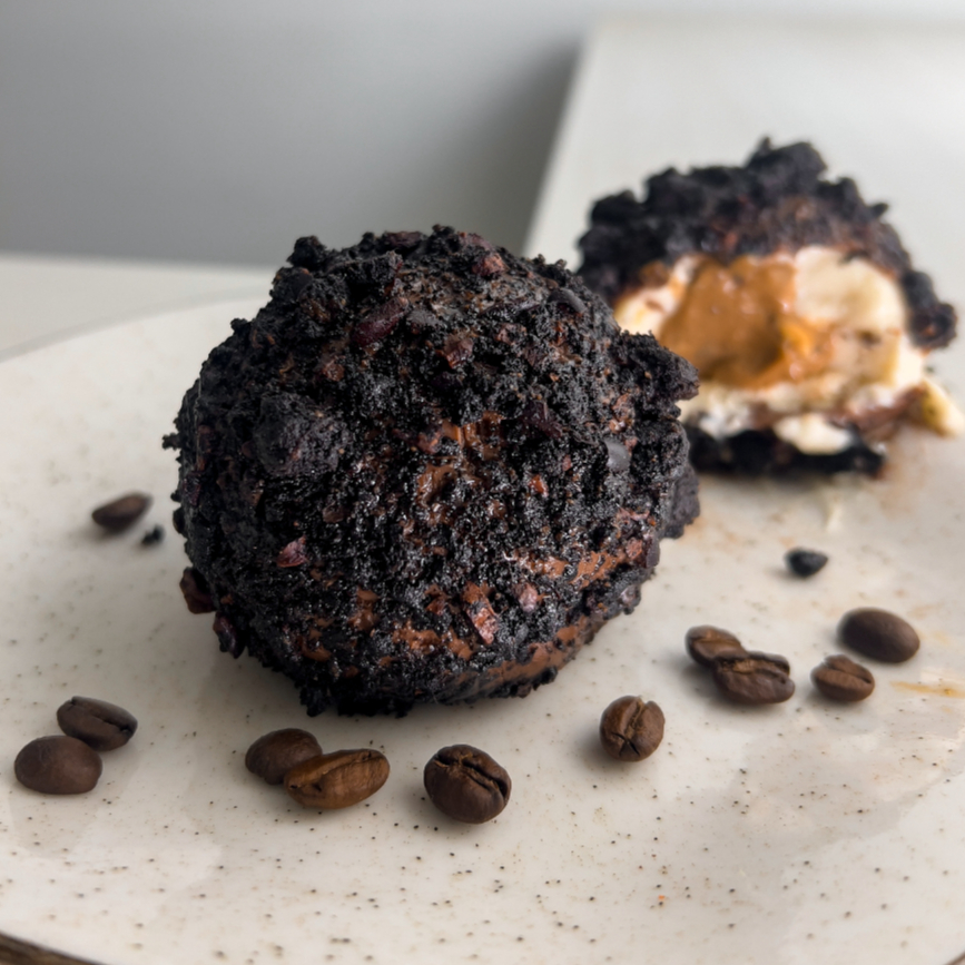Tiramisú é um clássico italiano feito com biscuit champanhe banhado em café, mascarpone e cacau. A nossa versão é uma releitura em esfera, adicionamos nibs de cacau para deixar mais crocante e com ganache de chocolate com café.