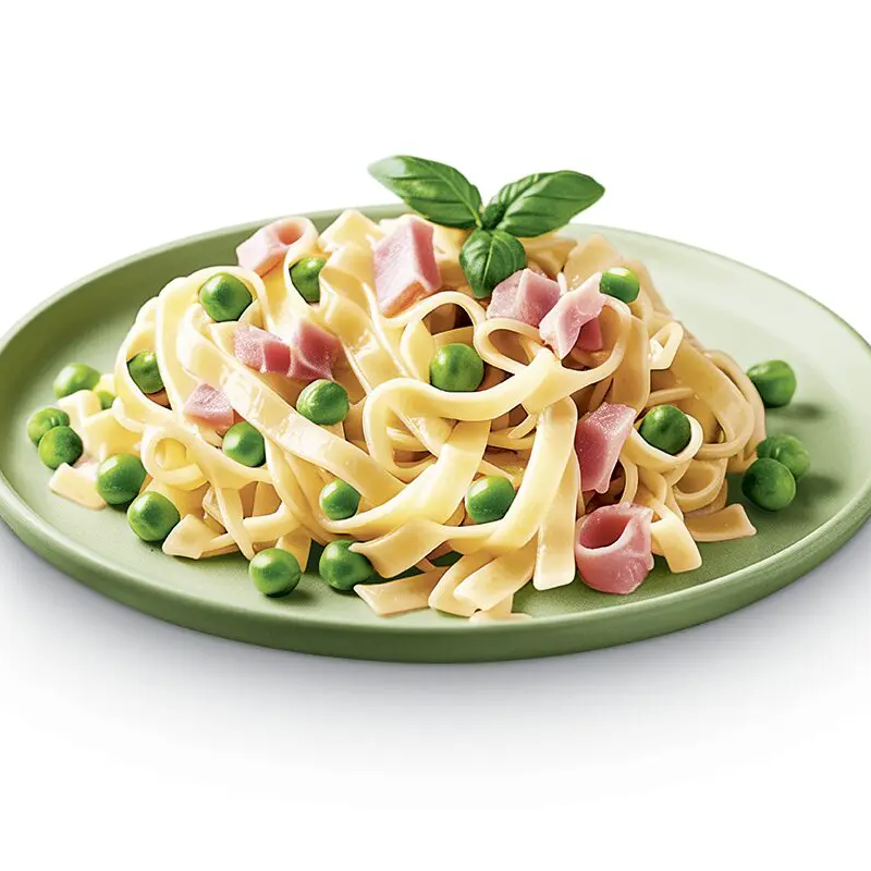 Talharim servido com um rico molho bolonhesa de carne moída e tomates frescos.