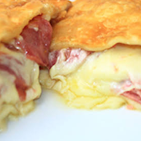 O clássico que todo mundo ama! Pastel de 20 cm recheado com queijo derretido, presunto, tomate, Azeitona e um toque especial de orégano, garantindo aquele sabor tradicional de pizza em uma massa crocante e dourada. Recheio generoso e sabor marcante — uma escolha certeira para qualquer momento!