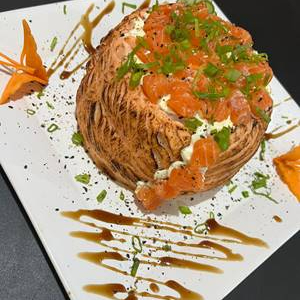 Arroz japones, recheado com cream chesse e salmão empanado, envolvido com salmão maçaridado(Aproximadamente 1,1 kg). Acompanha 2 teriyaki e 4 sashê de shoyo.