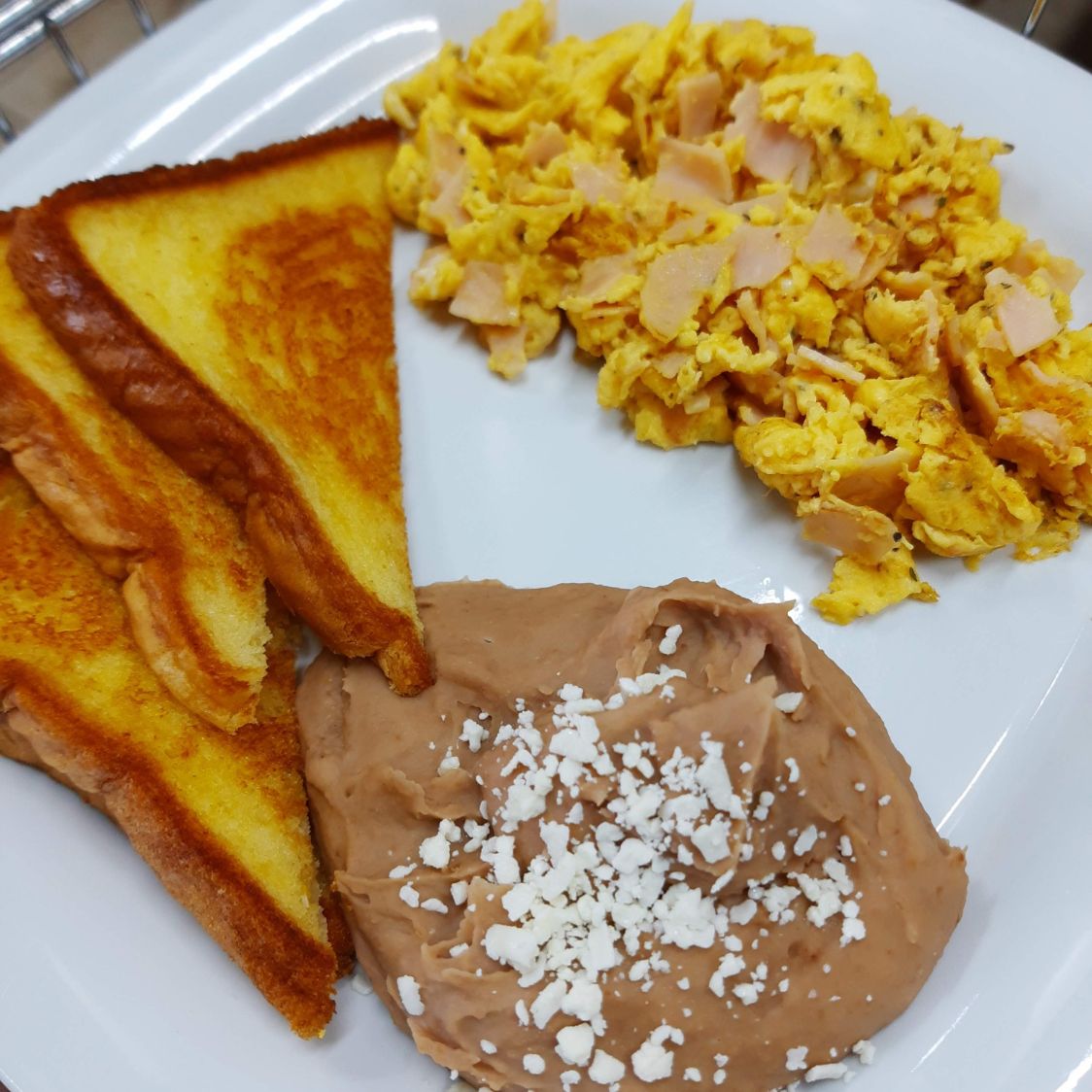 Huevos revueltos Con jamón y queso