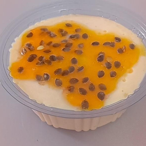 Delicioso mousse 100% maracujá natural com uma calda cremosa da fruta