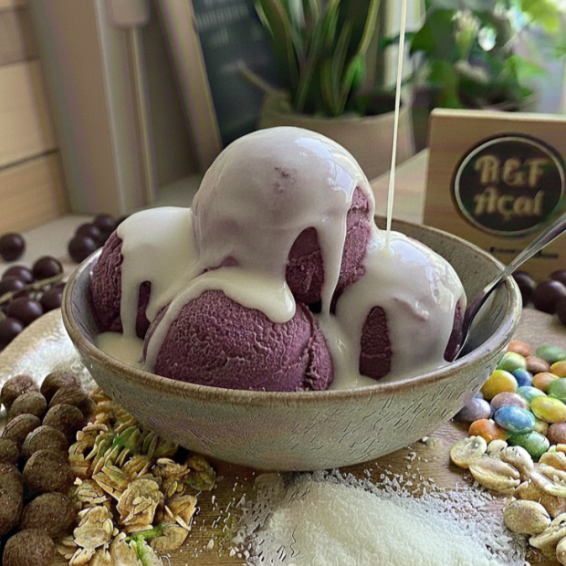 Leite em pó, granola, 1 fruta ,leite condensado ,bolinha de cereal e calda *Obs: Se não quiser granola pode substituir por amendoim, paçoca ou farinha lactea. Informar na observação! Se não, vai conforme esta descrito acima