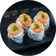 porção de uramaki (arroz enrolado por fora) com cream cheese e camarao.