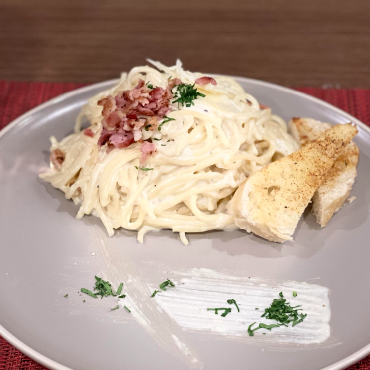 Pasta Alfredo Con Tocino