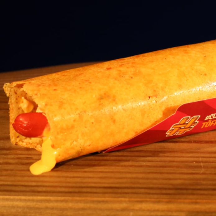 Pão, salsicha, molho de tomate, molho cheddar, maionese, ketchup, mostarda, molho mil ilhas, tomate, milho, ervilha, salsa, queijo parmesao, batata palha e cobertura de queijo parmesão.