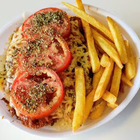 Filé de frango a milanesa coberto com molho ao sugo, mussarela, rodelas de tomate e orégano acompanha arroz, feijão, farofa, fritas ou salada verde ou maionese de legumes ou maionese de ovos, por favor, coloque na observação qual é a sua escolha.