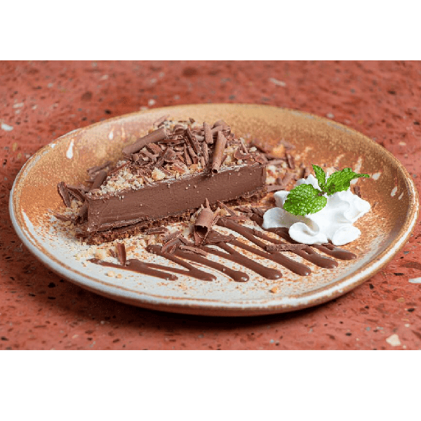 Torta de chocolate belga coberta com raspas de chocolate e farofa doce.