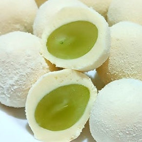 Uma deliciosa surpresa de uva, feito com um brigadeiro de Ninho envolvendo uma uva sem semente, finalizada com leite Ninho