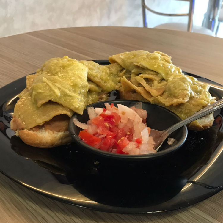 Molletes de Chilaquiles
