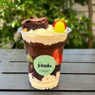 Delicioso Copo da Felicidade bem recheado com 2 camadas do nosso *Brigamousse, brownie do panda, brigadeiro de chocolate gourmet, Uvas Thompson e Morangos frescos, irresistivelmente saboroso;
Copo 354 ml transbordando dessa delícia
* Brigamousse de 5 leites é um brigadeiro de leite integral, leite em pó, leite de coco, leite condensado e creme de leite batido com um pouco de chantilly, criando uma textura aerada e que lembra muito um mousse.
Obs - Não alteramos os ingredientes dos copos da felicidade, mas aqui mesmo no cardápio temos a opção "monte seu copo" onde você pode escolher as camadas que mais gosta do seu jeitinho
