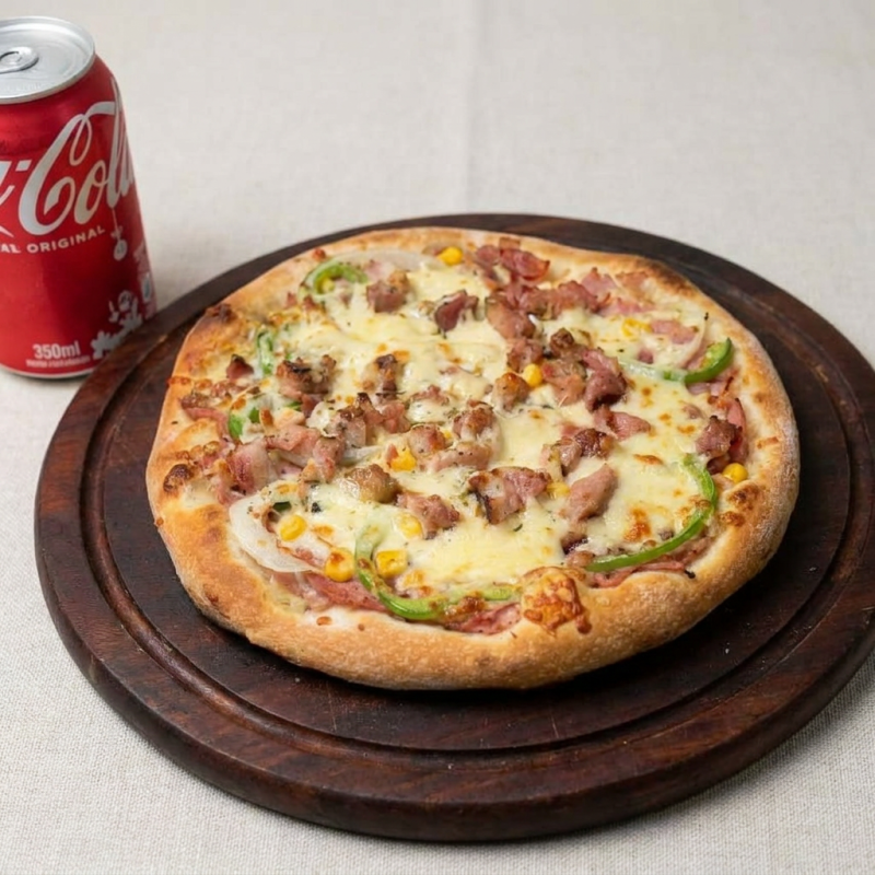 Pra deixar sua noite sensacional, uma deliciosa pizza, com a massa caseira aberta na hora, do sabor da sua preferência e de brinde uma Coca-Cola. Atenção: Essa pizza é um prato individual acompanhado de uma Coca-Cola lata de 350 ml.