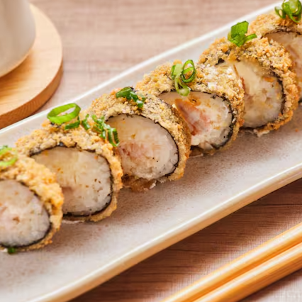 Arroz na massa empanada, recheado de camarão cozido e cream cheese