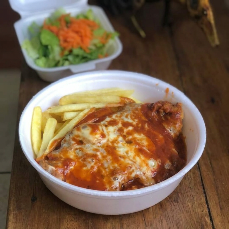 Arroz, feijão, filé de frango a milanesa e frito com molho de tomate queijo e orégano