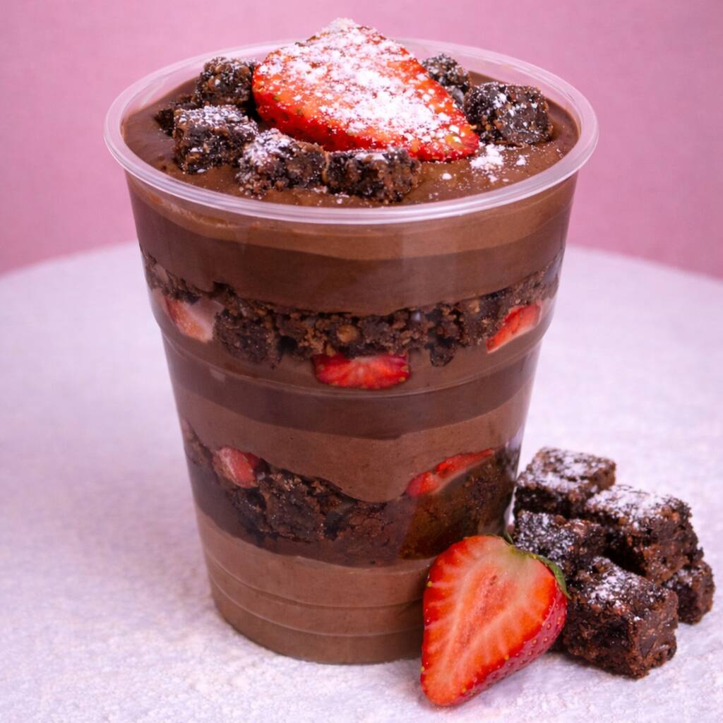 Camadas generosas de mousse 100% chocolate super cremosa, intercaladas com brownie artesanal macio e pedaços de morango fresco. Finalizado com mais brownie por cima para uma experiência intensa e irresistível. Uma sobremesa premium para quem ama chocolate de verdade.