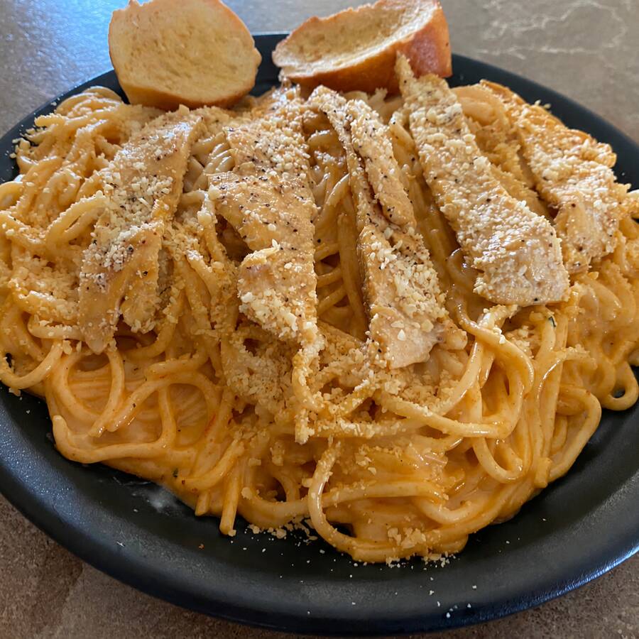 ESPAGUETI A LA CREMA DE CHIPOTLE CON POLLO