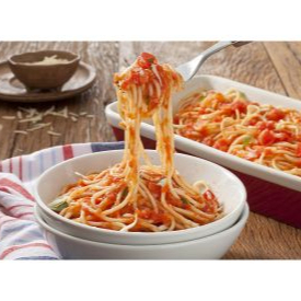 Talharim servido com clássico molho sugo, preparado com tomates maduros, levemente refogados e temperados na medida certa. Um prato leve, aromático e cheio de sabor.