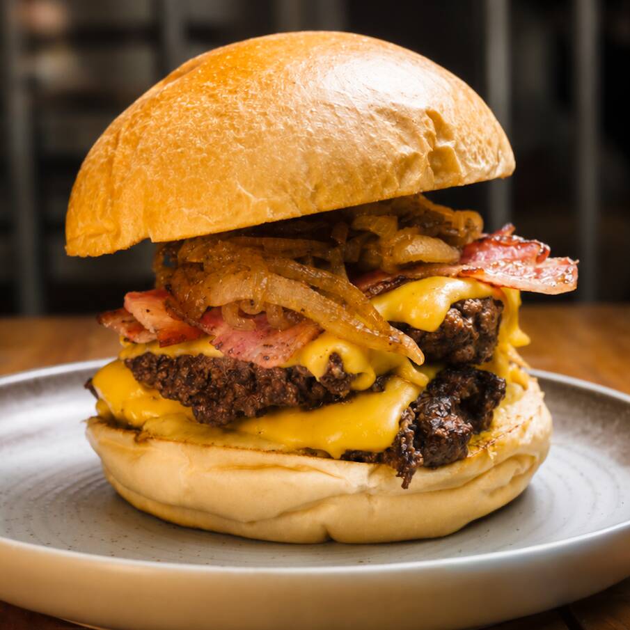 Pão, 2 smash de 120g, duplo cheddar, bacon, cebola caramelizada e molho especial.