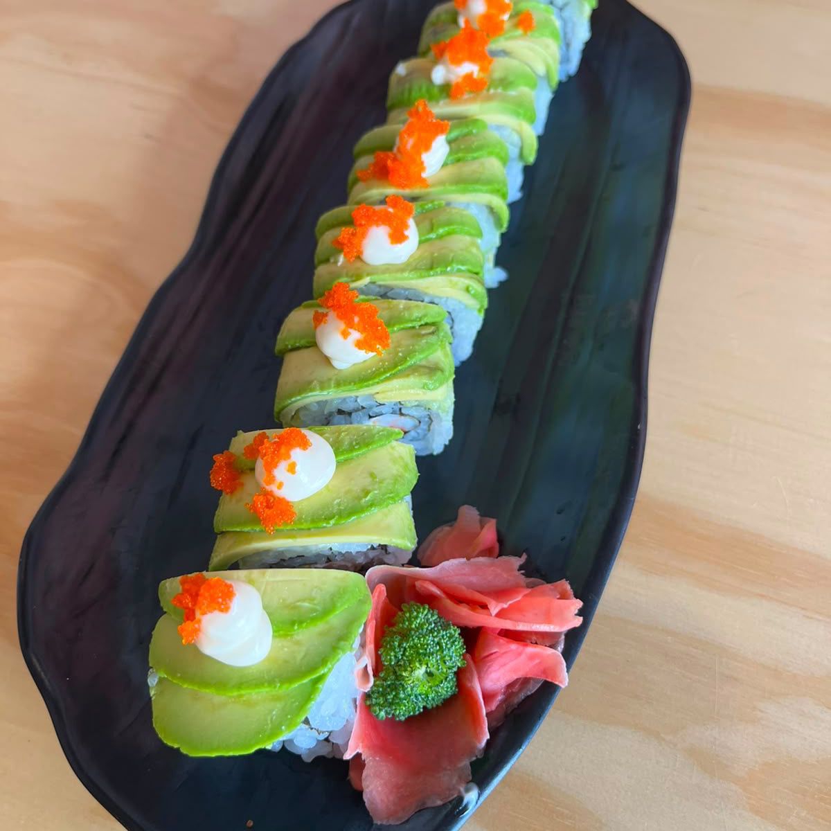 Sushi Cubierto de Rebanadas de Aguacate y Mayonesa