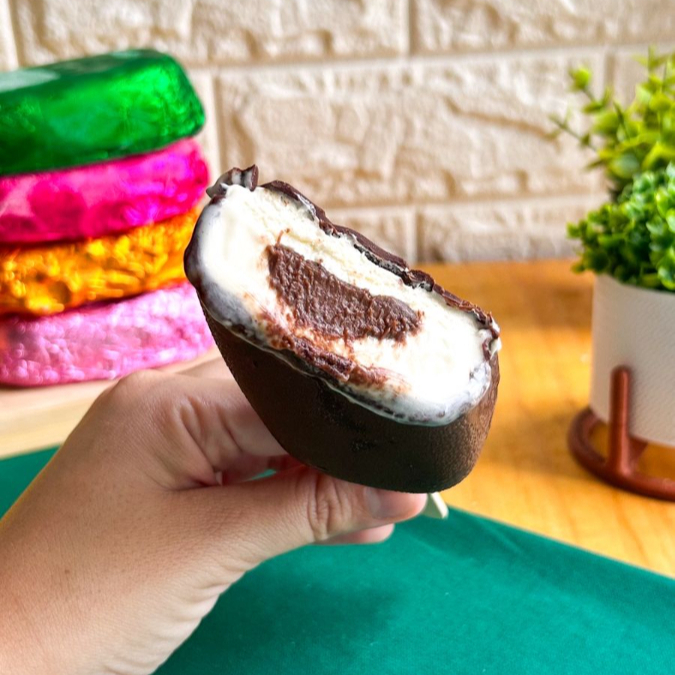 Picolé gourmet cremoso de leite Ninho, recheado com Nutella original e banhado em chocolate meio amargo. Suave, cremoso e simplesmente irresistível.