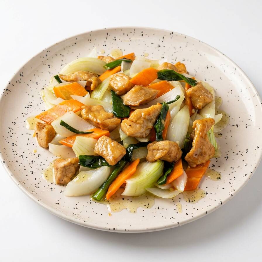 Pedaços de frango em cubos com cebola, cebolinha e cenoura ao molho de curry levemente picante