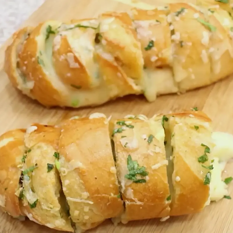 Pão de alho com delicioso molho caseiro
