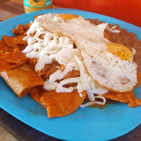 Chilaquiles con Huevos Estrellados